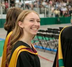 �鶹������ҳ��� Grad walking into Convocation