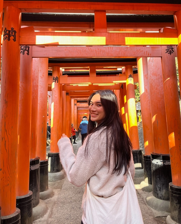 A female student walks through Japan during an international exchange