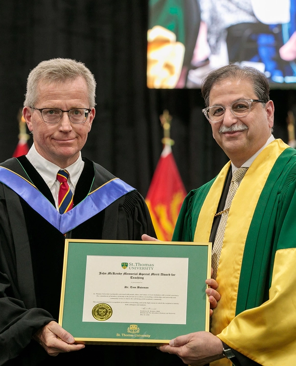President Farooqi presents Dr. Tom Bateman with his Teaching Award at Spring Convocation