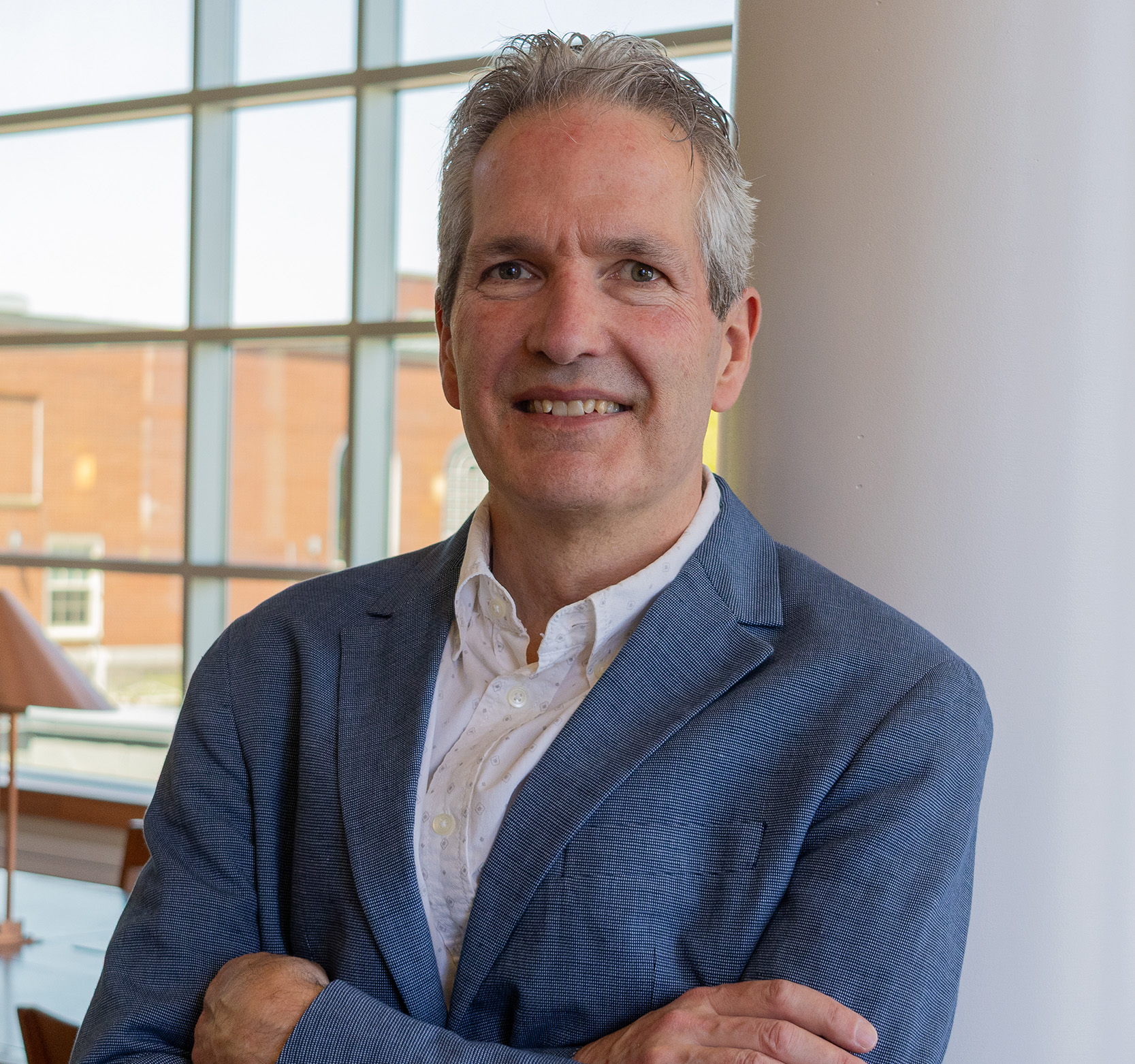 A male professor standing in the ߲ݴý Study Hall