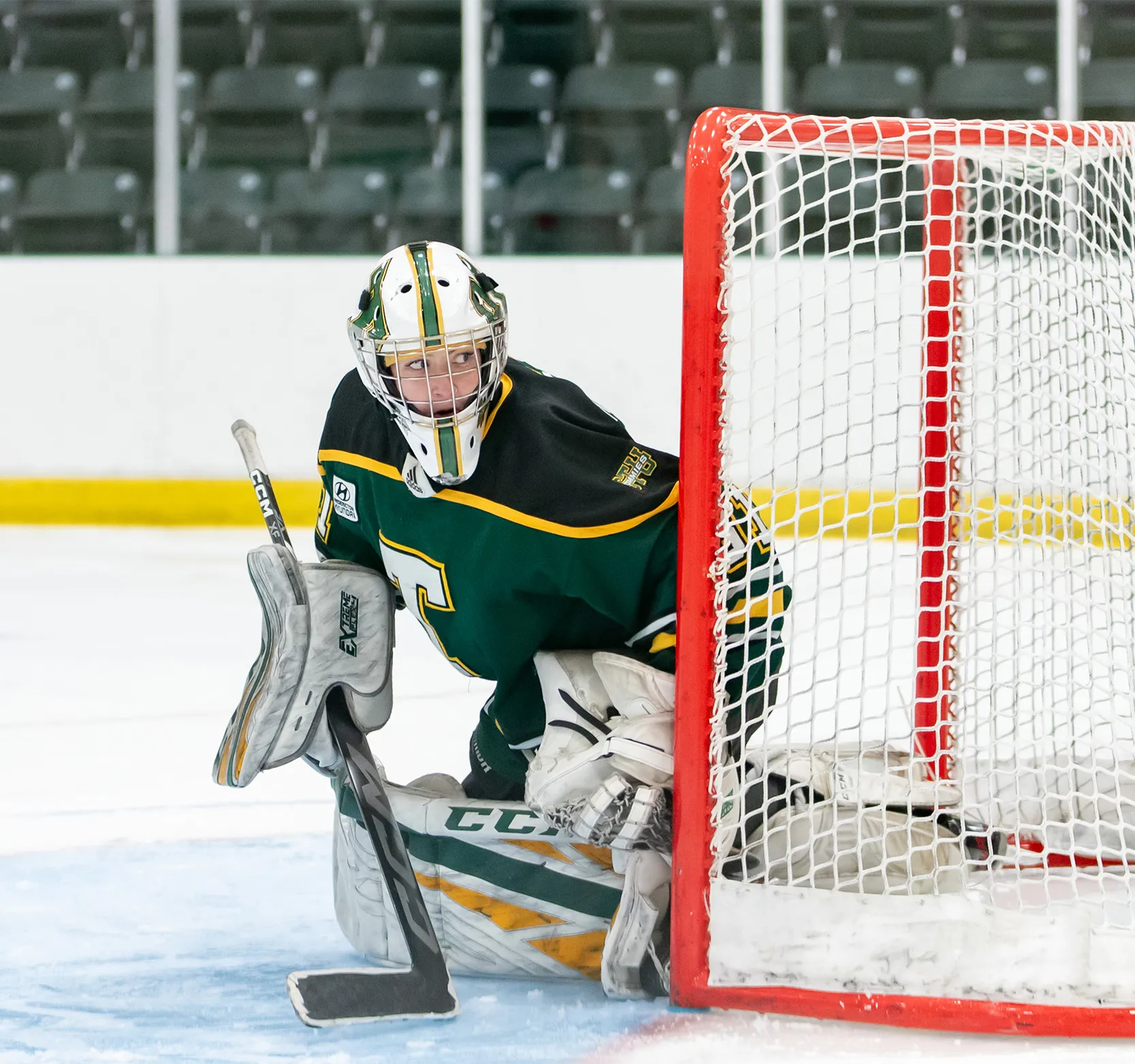 ���߲ݴ�ý Tommies goaltender Katie Sweeney stands at the edge of the crease, watching the play behind her net.