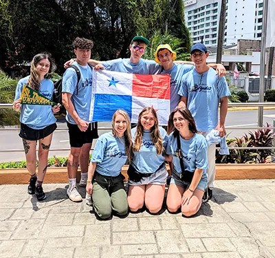 Group shot of 鶹 students in Panama - with students holding Panama flag and one student with 鶹 pennant